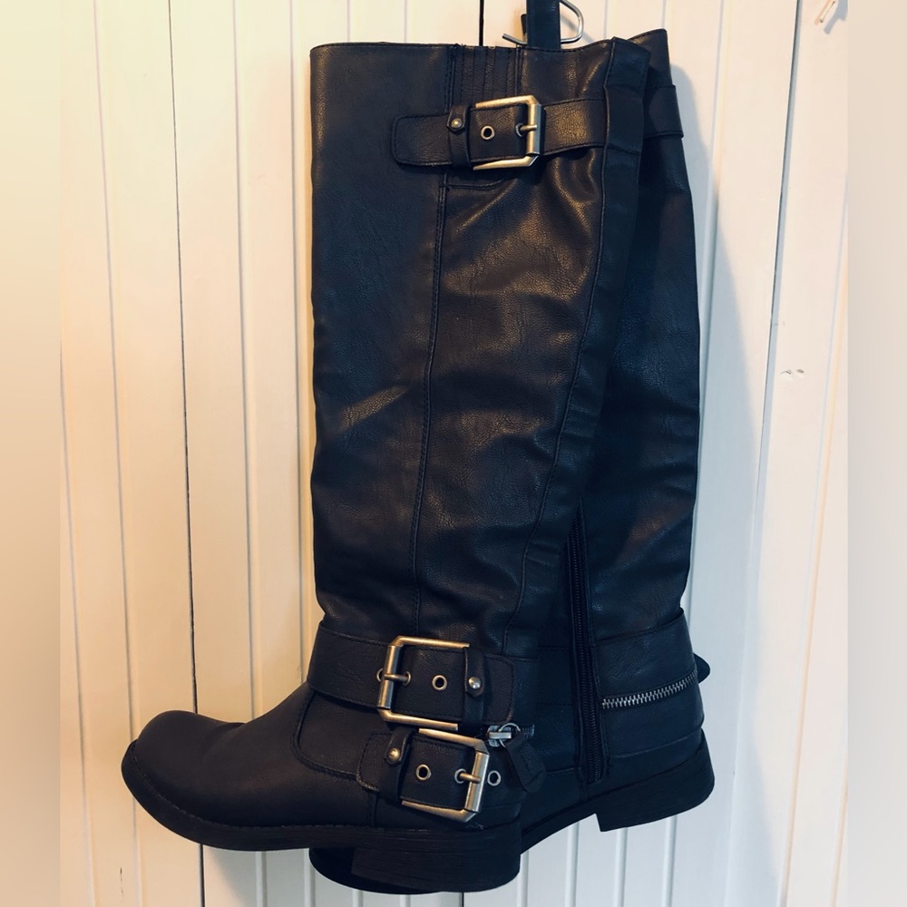 Black. Height, just under knee.